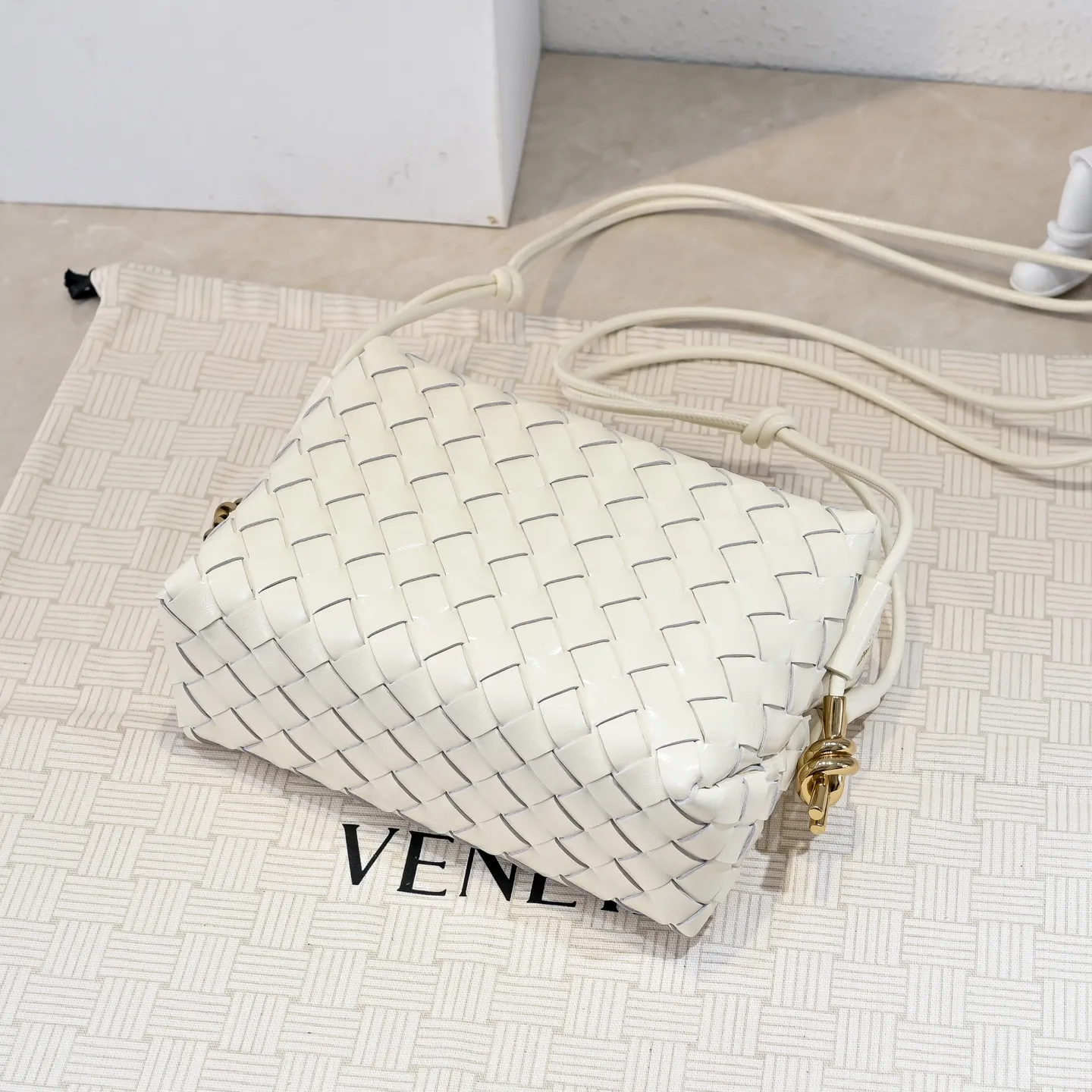 Batch 1660 𝗕𝗼𝘁𝘁𝗲𝗴𝗮 𝗩𝗲𝗻𝗲𝘁𝗮———— The latest version of the loop camera bag💥 from BV’s King of Cost-Effectiveness counter, large woven texture➕Ultra-high quality wax leather as always, with zippers, hardware decoration on both sides, adjustable drawstrings, it is especially suitable for the tummy💫It can hold anything, it is also very light, suitable🈴️for girls of all ages, size: 22*15*8cm, style number: 6126